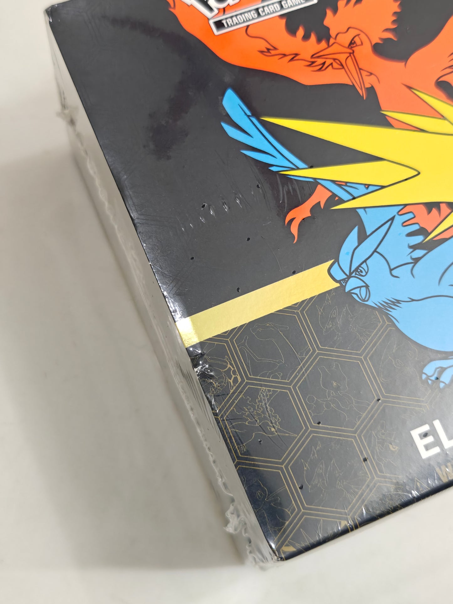 Hidden Fates Elite Trainer Box (Small dent at front)